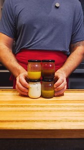 4 MOLHOS DE SALADA PRA DEIXAR PRONTO NA GELADEIRA! - Mostarda, mel e laranja; - Iogurte refrescante; - Asiático; - Ervas finas. A base repete em todos: azeite, pimenta e sal. Lembrando que a quantidade de azeite você pode balizar de acordo com o seu gosto. Pode colocar mais vinagre, mais laranja… E o mais importante: PRATICIDADE É TORNAR O SAUDÁVEL POSSÍVEL TODO DIA! Então se você não gosta de comer salada sem molho, prefira fazer esses caseiros do que comprar alguns molhos prontos. 🥗 Então já 