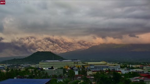 Watch a huge pyroclastic flow race down Mayon Volcano