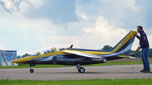 110公斤巨型阿尔法喷气式遥控涡轮喷气示范飞行