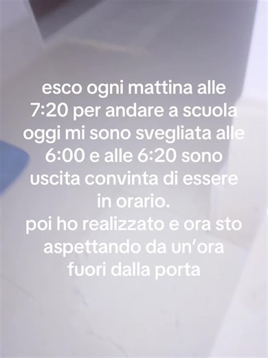 Sono uscita in anticipo e aspetto fuori dalla porta: storia mattutina