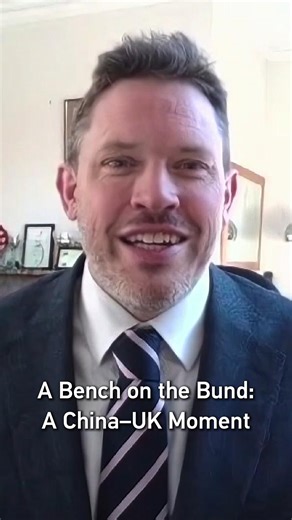 On a bench on the Bund in Shanghai at 4:30 a.m., a UK headmaster (校长 xiàozhǎng) and a Shanghai stranger — no shared language, just a translation tool — talked for two and a half hours about faith, family, and values. A reminder that what binds us as humans matters more than what divides us. #TakeawayChinese | Learn Chinese