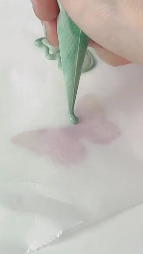 699K views · 4.7K reactions | How to make chocolate butterflies. #chocolatedecoration #butterflies #cakedecoration #howto | Sophia Mya Cupcakes | Facebook