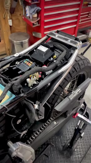 🇯🇵Shiro Nakajima | シートレール加工し幅を狭め、少し短く。 | Instagram