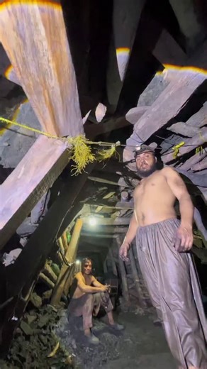 Mining Empire on Instagram: "How mine worker give signal from underground 2000meter toward the surface. #blackdiamond #minecraft"