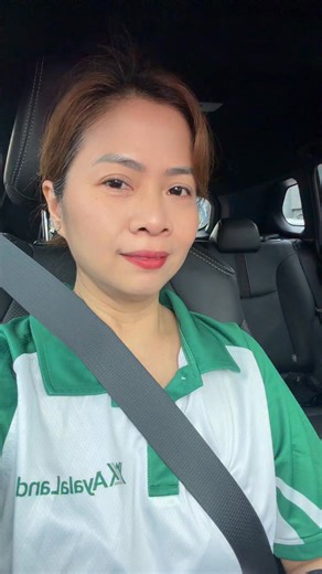 Rowena Santos Viñan on Instagram: "Akala mo mataray.. ayaw ko lang kunsintihin ang pasaway na nag counter flow tapos gustong sumingit. Fina flash-an nya ko pagkatapos 😂 Paano binubusinahan na sya ng mga kasalubong nya. 😅 Pasaway din ako pero hindi naman sa ganun 🤣 #rosanvin #pasaway #roadsafety #traffic #driver"