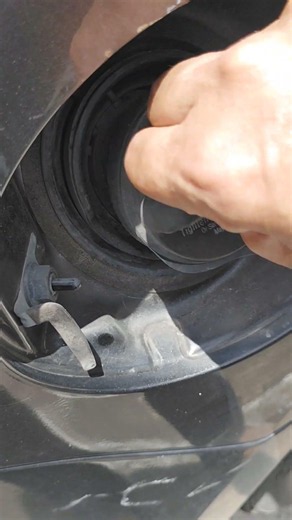 How to remove the gas cap ⛽