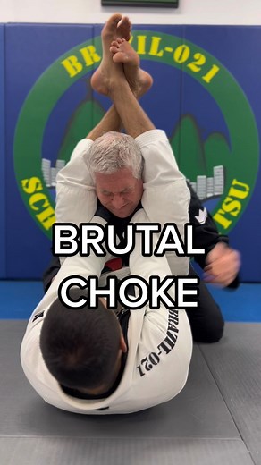 This choke is one of the most brutal choke you will ever see 🤯 📌Double under Counter ✅ Usually I use this choke when my opponent have me on double under. ✅If you’re not familiar with the choke it seems that nothing is Happening, but trust me this choke hurts a lot. 🧠Tell me what’s your go to when stuck in double under ? #jiujitsu #bjj #choke #grappling #brazilianjiujitsu #doubleunder #nogi #submissions #jiujitsupositions #bjjlifestyle #brazil #brasil #worldcup #hexa #kids #jiujitsulifestyle #