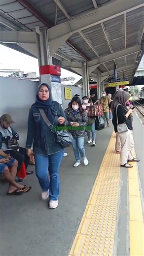 STASIUN DURI JAM PULANG KERJA: Kereta Bandara Tiba! 🚂#pleasesubscribe #keretaapi #familytraveller590