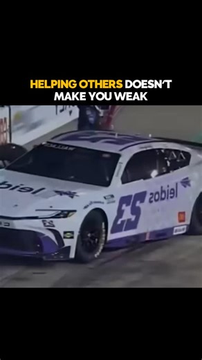 Evan Carmichael #Entrepreneur on Instagram: "Helping others doesn’t make you weak—it makes you stronger. In business and life, true success isn’t just about winning for yourself. It’s about helping others succeed too. In this powerful moment, a competitor’s team stepped in to help when things went wrong, showing that working together is stronger than competing against each other. When you build a supportive community, everyone wins. ➝ 𝗙𝗼𝗹𝗹𝗼𝘄 @evancarmichael #Believe #HelpingOthers #Strengt