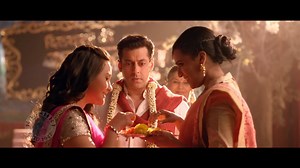 On Swara Bhasker's Birthday, watch her scenes from the film #PremRatanDhanPayo! From angry to emotional scene, she has showcased all her shades with perfection. | Rajshri