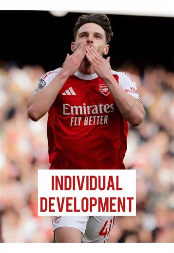 DECLAN RICE | INDIVIDUAL SCENARIO DEVELOPMENT📈 Here you see Declan Rice staying behind to layer in position-specific work — rehearsing the exact scenarios he’s repeatedly exposed to in matches. Arriving on the edge of the box, attacking second balls, receiving under pressure, etc. This isn’t random extra shooting — it’s targeted, representative practice. From a coaching standpoint, the value lies in three key areas: • Perception–action coupling: Recreating realistic pictures (angles, service ty