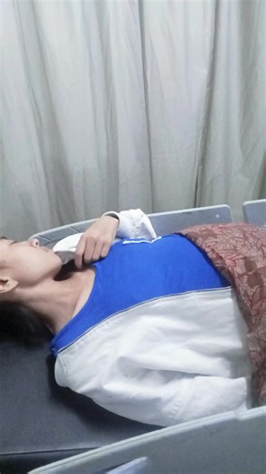 part 5: kehendakKu bukan kehendaNya.. ditgl 11 subuh dimulai dr jam 5 dstu sya dan gladys sndiri,Gladys mulai drop,tdk beraturan smua nafasnya,detak jantungnya juga cepat,,darahnya diperiksa dan hasilnya tdk cocok dgn diagnosa RS sebelumnya kata dokter,msh menunggu hasil observasi,Gladys mulai mnggigil,,dia berteriak dingin,skit smua badan,biasanya dia minum methyl TPI dokter tdk ksh Krn hasil darah blm kluar,Gladys sdh gelisah,dstu sya panik,kami dua berdoa,Gladys minta bersandar dibahu sya,sya