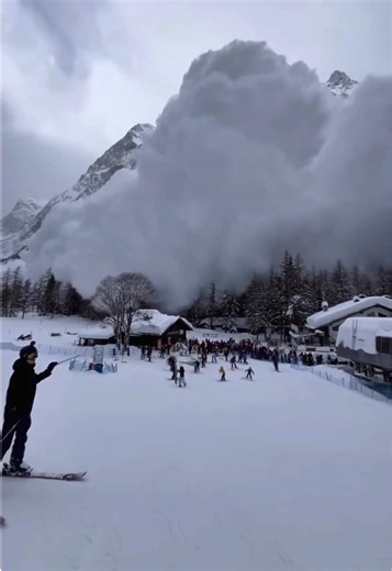 ⚠️ IMAGES IMPRESSIONNANTES 😳 Avalanche captée à Val Veny en Italie, au pied du télésiège Zerotta (≈1500m). La vitesse du souffle est hallucinante ! On réalise à quel point la montagne peut devenir incontrôlable en quelques secondes ❄️💨 Abonne-toi pour voir d’autres images impressionnantes captées en montagne. #avalanche #naturepower #mountain