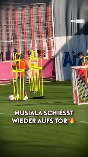 Fortschritte bei Musiala! 💪🏼🔜 Comeback? 🔥 Rund fünf Monate nach seiner schweren Verletzung im Klub-WM-Viertelfinale gegen PSG durfte Bayern-Star Jamal Musiala am Freitagvormittag erstmals wieder Bälle im Netz unterbringen. 🙌🏼 #Musiala #FCBayern #Fußball #Bundesliga #Comeback | Sky Sport News
