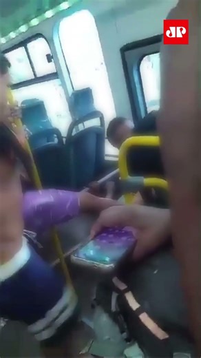 RJ: Man tries to steal cell phone and is restrained by bystanders #shorts