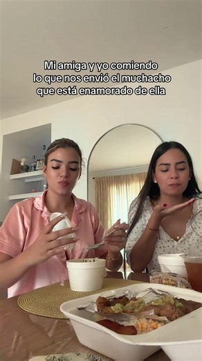 Mi amiga y yo comiendo lo que nos envió su enamorado