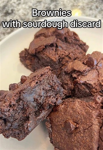 These are absolutely to DIE FOR! I found this recipe from @Samantha R. RECIPE: 1 stick butter 340g chocolate chips 2TSP Vanilla 45g cocoa powder 200g sugar 120g brown sugar 2 eggs 1 yolk 1/2C discard 120g flour 1tsp salt DIRECTIONS: 🔵Mix sugars & eggs — set aside 🔵In a pan melt butter, add chocolate chips and melt, add vanilla, add cocoa powder. Mix 🔵Mix discard into sugars and eggs, then add in chocolate mixture 🔵add in flour and salt and mix 🔵add in additional chocolate chips 🔵Bake at 35