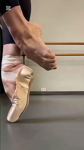 Beautiful point of her toes and arches ❤️😍😘#higharches #toes #pointes #soles #ballerina