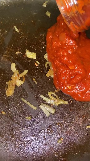 Creamy garlic shrimp pasta with tomato, spinach & shallots✨ Bonus: protein fiber. Topped it with my fav lactose free mozzarella. I can’t wait to make this again🙌🏼 *I used all dairy free or lactose free ingredients for this pasta. You can use what you prefer. Easy Recipe: Season shrimp in a bowl with old bay lemon herb seasoning. Thinly slice one shallot. Boil package of @barilla protein plus spaghetti pasta al dente, drain & reserve some pasta water. In a skillet on med heat add 1tbsp butter, 