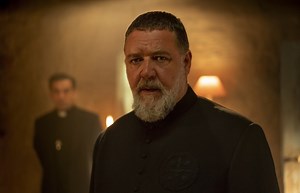 悪魔祓い中のラッセル・クロウが絶体絶命！ 『ヴァチカンのエクソシスト』本編映像解禁