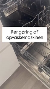 Rengør din opvaskemaskine 🌱 Drys bagepulver i bunden, stil et glas med eddike på øverste hylde og kør et varmt program. ➡️ Fjerner lugt, frisker op og hjælper mod fedt og kalk! Tip: Brug metoden som en hurtig opfriskning – til dybderens anbefales citronsyre eller maskinrens 💡 | Organisering og oprydning