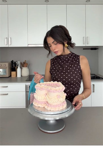 Made a vintage heart cake with my strawberry shortcake recipe for Galentines this year 🍰🍓 There’s something so satisfying about a cake piping video ✨ #cakedecorating #vintagecakes #heartcake #valentinescake #cakedesign