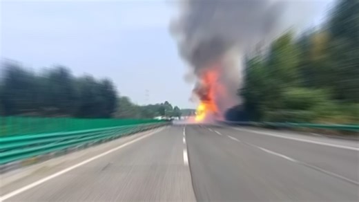 Gas-Truck explodiert | Feuer-Drama auf der Autobahn