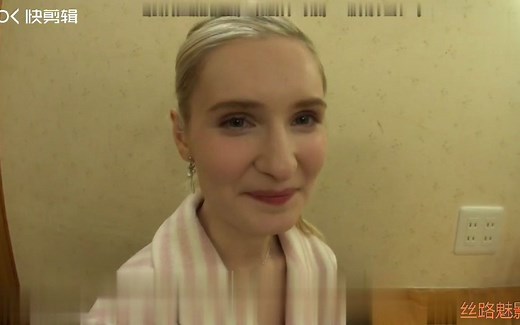 瑞士留学生莉莉·哈特（リリー・ハート）在后台化妆接受采访时扮鬼脸