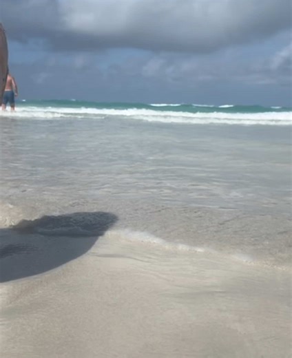 Relaxing Beach Vibes in Cuba's Serene Ocean