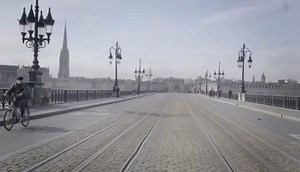 Tombé par hasard sur cette publicité 💈 Un barber digne d’un Spielberg Big up les gars 😅 🎥 @12thsquarebarber ••• Réalisation: @jaguartordu VFX : @quocanh_dao X @jaguartordu Communication: @bradynxiv | Gavé fier d'être Bordelais