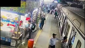 Home Guard Altaf Shaikh saved the life of a lady passenger who fell down from moving train at Jogeshwari station - Watch #GRPMumbai #Indianrailways For more videos: https://bit.ly/3M5j7nT | Zee News English