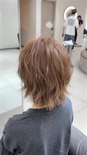 兩款发型分享 试一试，换个发型，换个心情～#短发的魅力 #女士浪漫型风格 #换发型如换脸 #挑战适合自己的发型 #中短发发型推荐 #中短发烫发 #留海 #烫发新潮流 #发型推荐蓬松自然 | 剪发妙招分享 Pro Haircut Tips