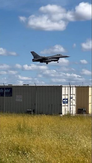 Usaf F-16 crazy landing at Louisville Airport
