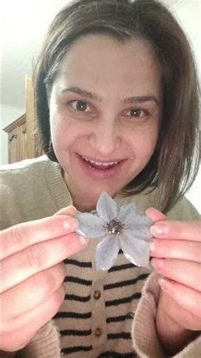 Alege o broșă cu floare naturala anul acesta de mărțișor!