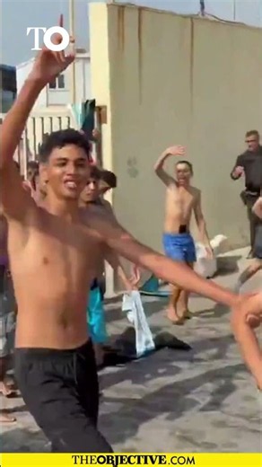 Una AVALANCHA de marroquíes cruza la frontera de Ceuta