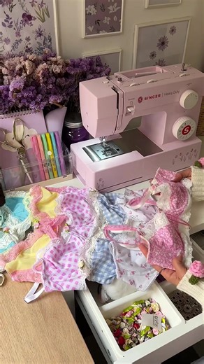 Máquina de coser rosa: creatividad y estilo