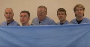 5 singing doctors hide behind a sheet, as soon as it falls, I can’t stop laughing