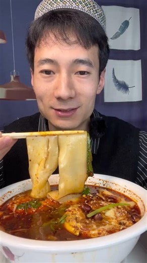 Today I ate delicious wide rice noodles😋 Crunch & Chill Mukbang #shortvideo #mukbang #chinesefood