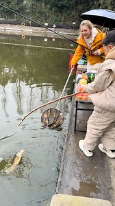 香蕉釣魚，孩子的世界簡單又美好。#釣魚 #釣魚人 | 小玉正能量