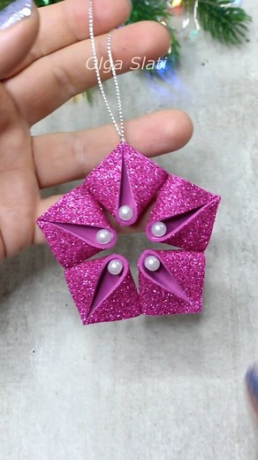 Christmas Decorations Tutorials 🎄 Decorazioni Natalizie di Gomma Eva 🎄 Новорічні прикраси Avrei bisogno: ▪︎ gomma eva ▪︎ quadrato 5 cm × 5 cm - 3 cm ▪︎ pistola per colla #diy #creazioni #faidate #handmade #craftideas #feliznavidad #мастеркласс #gommaeva #tutorial #christmasdecor #christmas #мастеркласс #туторіл #natale | Olga Slati - Easy Craft