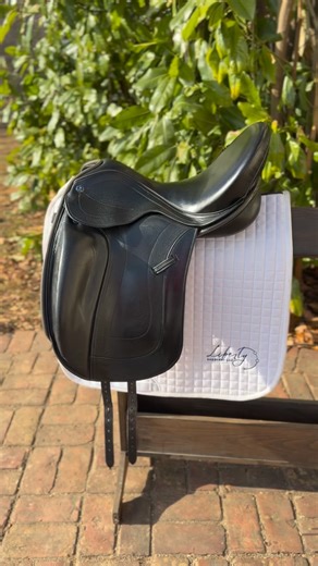 Liberty Saddlery LLC on Instagram: "🚨 New Listing 🚨 Beautiful Hastilow Bamburg available! Year: 2022 Seat: 18” Tree: Adjustable, R bar, Wide (Red) Installed Panel: Flocked Flap: Double flap, 16.5” length Price: $2995 (New from $4475) Close contact with a deep soft supportive seat and a forgiving block that positions the leg comfortably for all riders. K-Panel similar with felt and a flock layer to enable custom panel adjustment. Longer point R bar for wither clearance is super easy to swap out