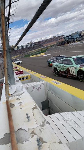 Experience the Thrill of NASCAR Racing at Top Speed!