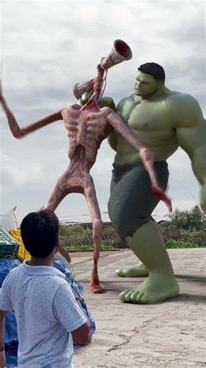 Siren head : an action fight in real life hulk