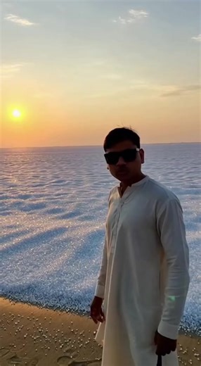 Sandeep Kumar | 🌊🍚 मैं एक ऐसी जगह पहुँच गया जहाँ समुद्र में पानी नहीं, सिर्फ़ चीनी है This video is generated using AI for creative and entertainment purposes. | Instagram