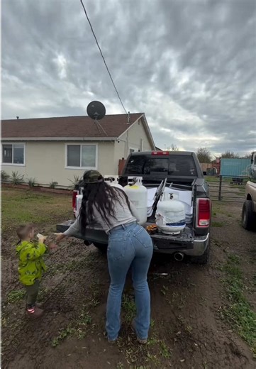 MamaJo taking care of things with her NoPane Handle! 🕺🔥 🛒 shop @ nopanehandle.com use code: “Jo10” for 10% off your order #bluecollar #bluecollarlife #momlife #fypシ