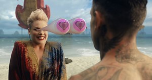 P!nk raconte son histoire dans son nouveau clip « All I Know So Far »
