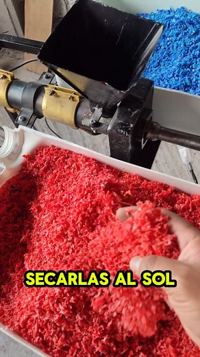 Antes de usar la extrusora, lava las hojuelas con detergente biodegradable. Así evitarás malos olores y obtendrás un plástico limpio y de mejor calidad 🔥✨ | 3R EcoconCiencia