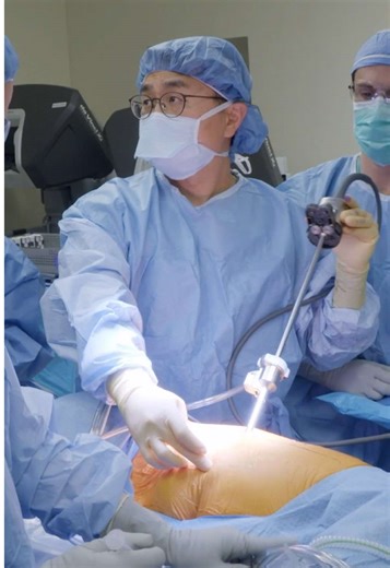 Unprecedented access: Go inside the OR and see how Northwestern Medicine is using robots to treat lung cancer. 🤖
