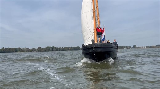 Het allereerste jacht dat als jacht gebouwd werd is terug... in plastic! Het 17de-eeuwse speeljacht in levenden lijve op het Hop voor Hoorn en uiteraard met een uitgebreid artikel in de nieuwste Spiegel. | Spiegel der Zeilvaart