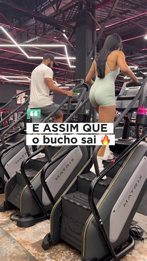 🔥 Quer secar o bucho? Então precisa entender uma coisa importante. Muita mulher tenta eliminar a gordura da barriga fazendo mil abdominais… Mas a verdade é que não dá para escolher de onde o corpo vai perder gordura. Pensa em uma piscina cheia de água. 🏊‍♂️ Se você quer tirar a água do fundo da piscina, não tem como escolher só aquela parte. Você precisa baixar o nível da água como um todo. Conforme a água vai diminuindo na piscina inteira… a água do fundo também vai embora. Com a gordura do c